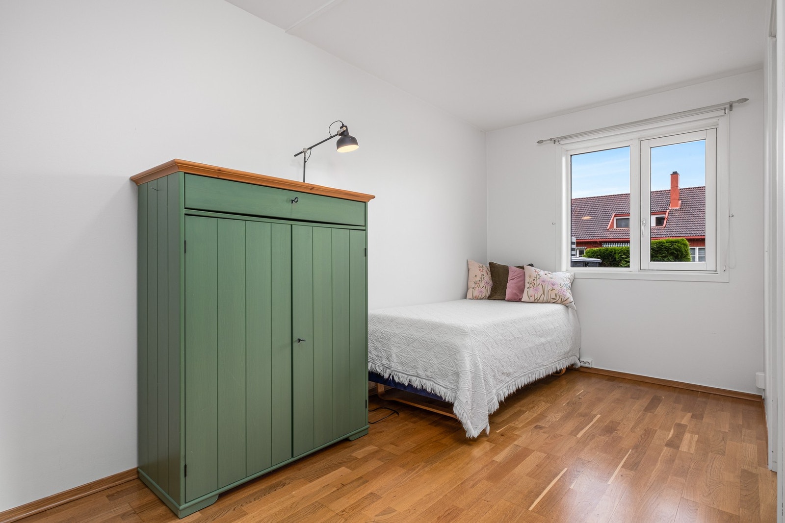 Stort og pent soverom på 9,5 kvm. Rommet ligger vendt mot rolige omgivelser. Galleribilde