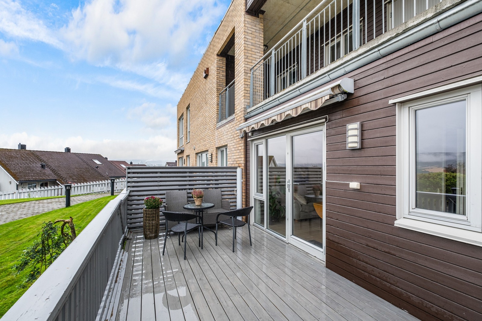 Fjernstyrt markise over sittegruppe. Galleribilde