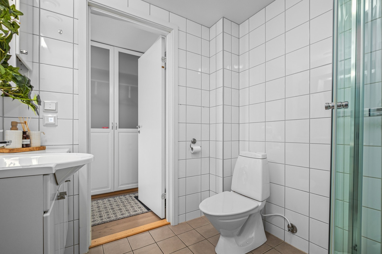 Flislagt bad på 4 kvm med elektriske varmekabler i gulv, opplegg for vaskemaskin. Galleribilde