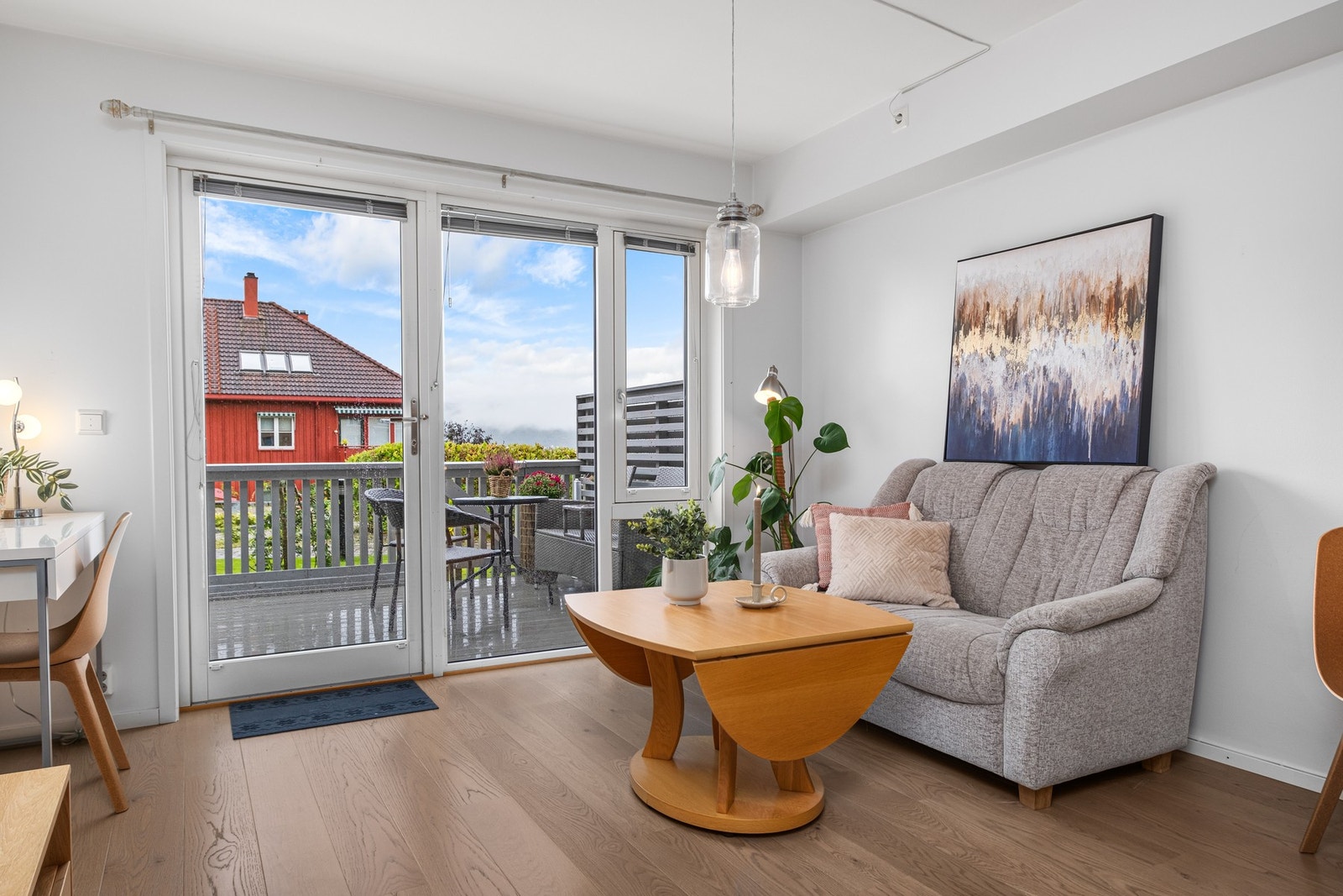 Store vindusoverflater, samt tilgang til balkong på 15,5 kvm som fungerer som en utvidelse av stuen på sommerstid. Galleribilde