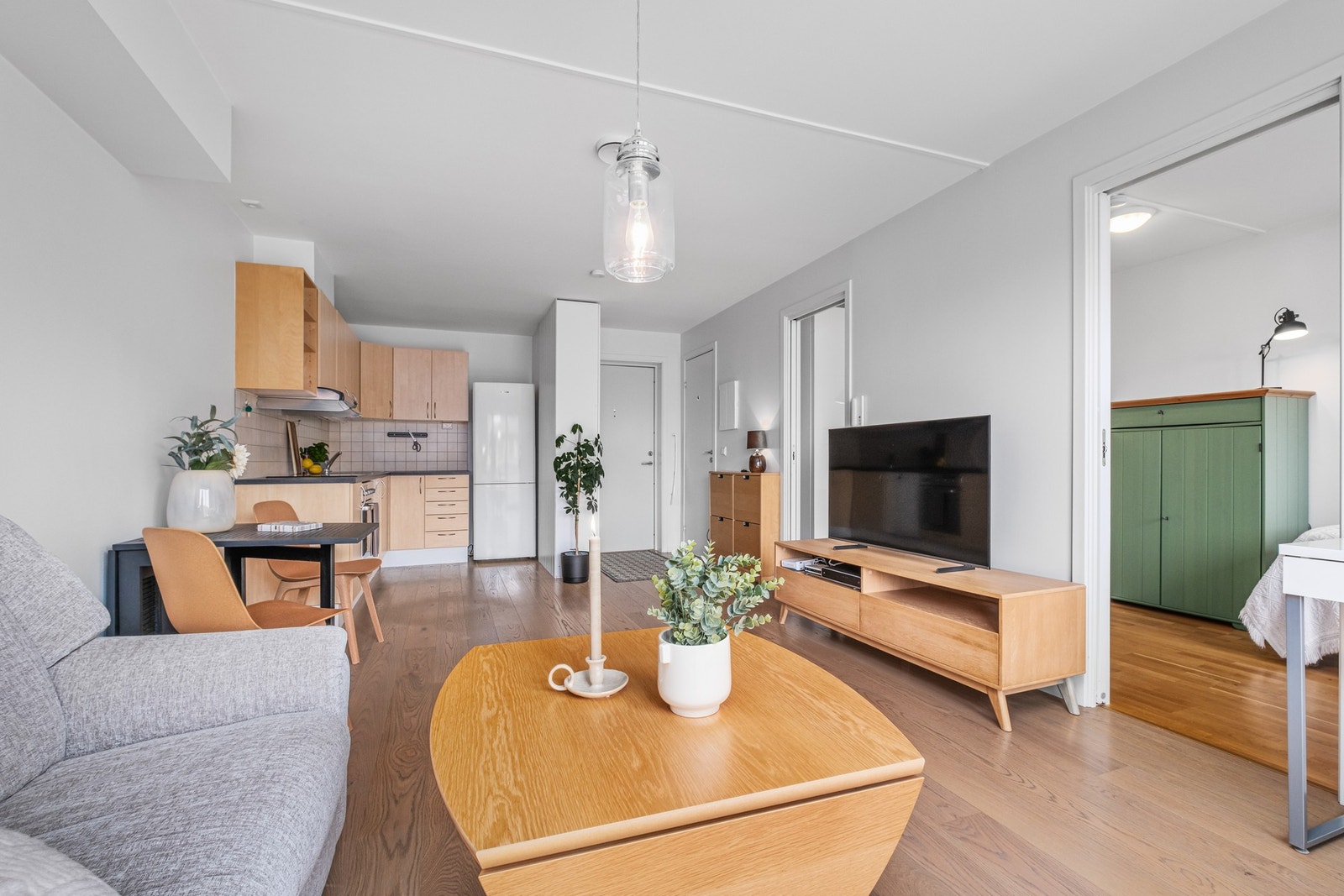 Praktisk planløsning som gjør det enkelt å møblere. Rommet oppleves lyst og luftig med god takhøyde og godt med lysinnslipp. Galleribilde