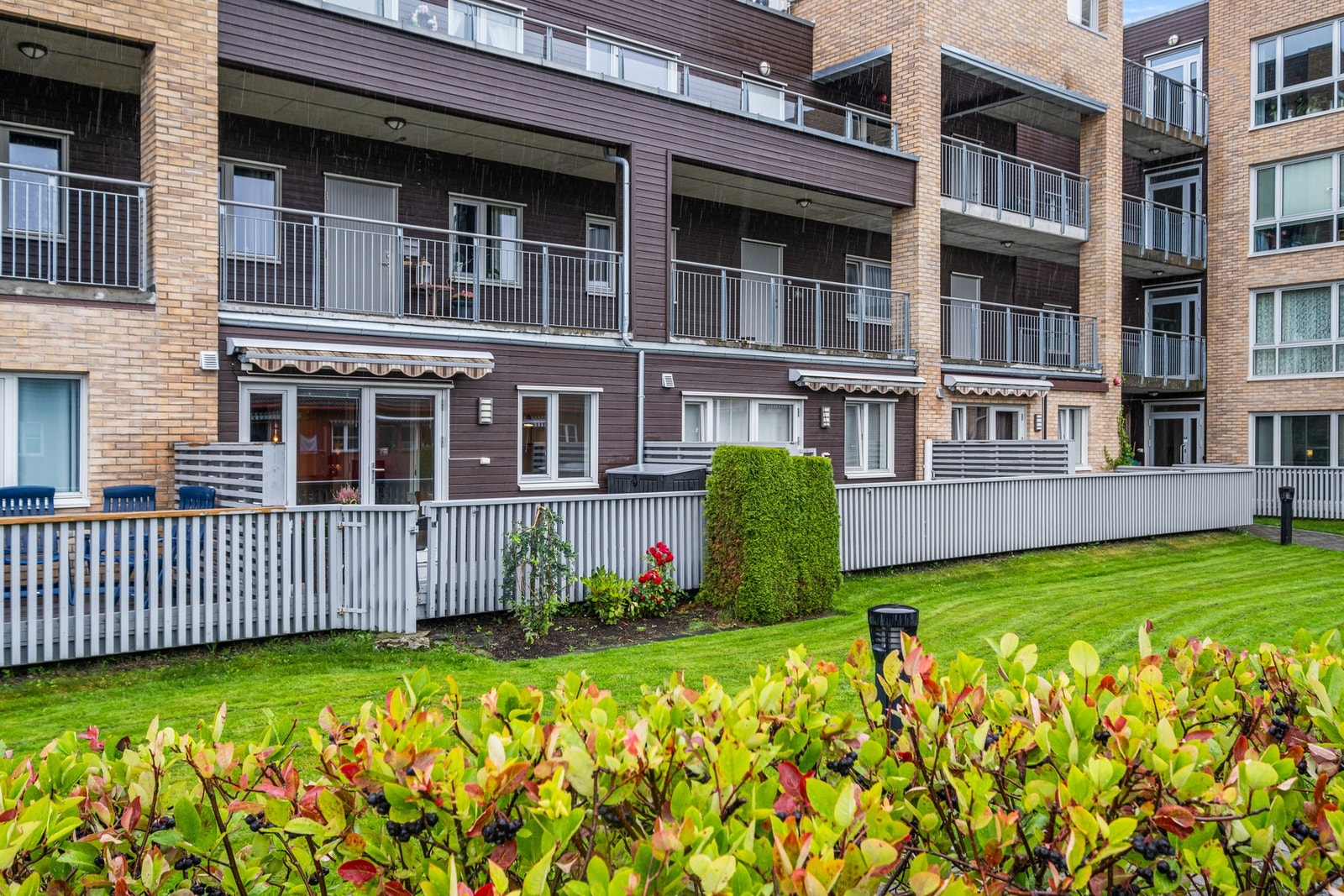 Veldrevet borettslag med godt vedlikeholdte fellesareal. Galleribilde