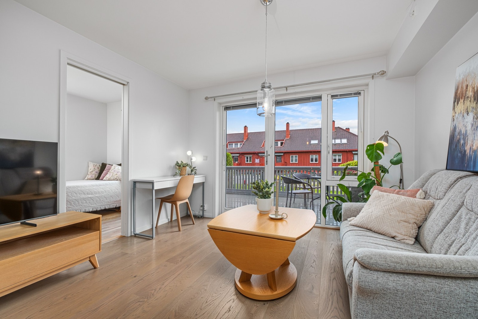 Leiligheten har en åpen stue/kjøkkenløsning på 23,5 kvm. Gjennomgående parkettgulv i leiligheten, stuegulv byttet i 2020. Galleribilde