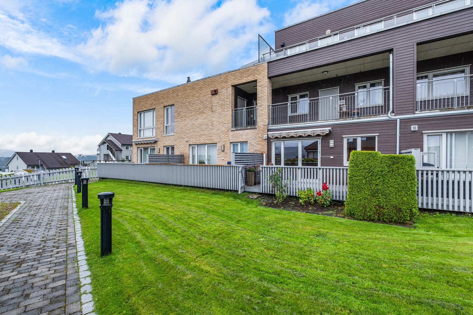 Veldrevet borettslag med godt vedlikeholdte fellesareal. Galleribilde