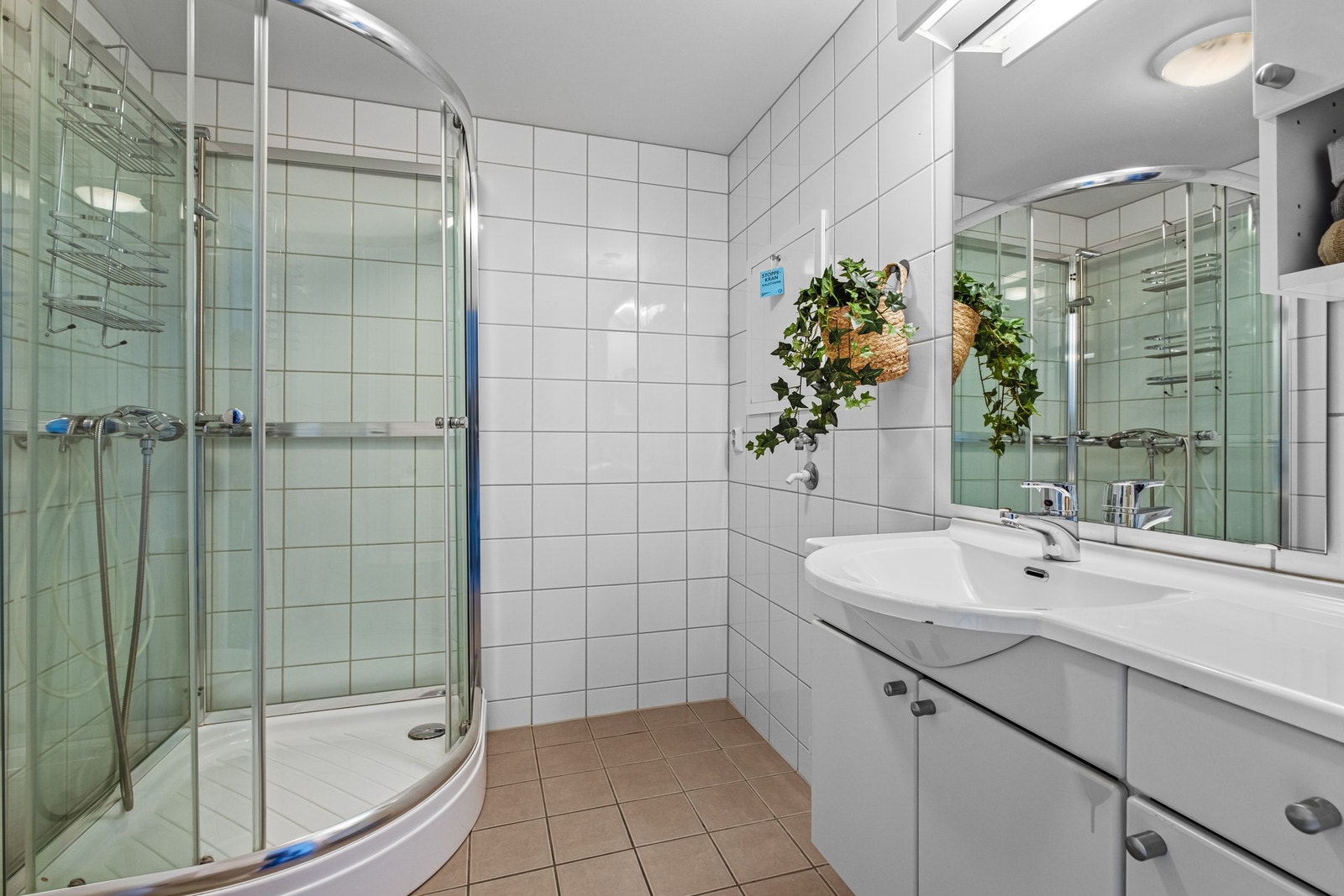 Flislagt bad på 4 kvm med elektriske varmekabler i gulv, opplegg for vaskemaskin. Galleribilde