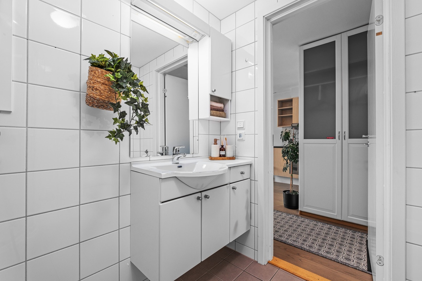 Flislagt bad på 4 kvm med elektriske varmekabler i gulv, opplegg for vaskemaskin. Galleribilde