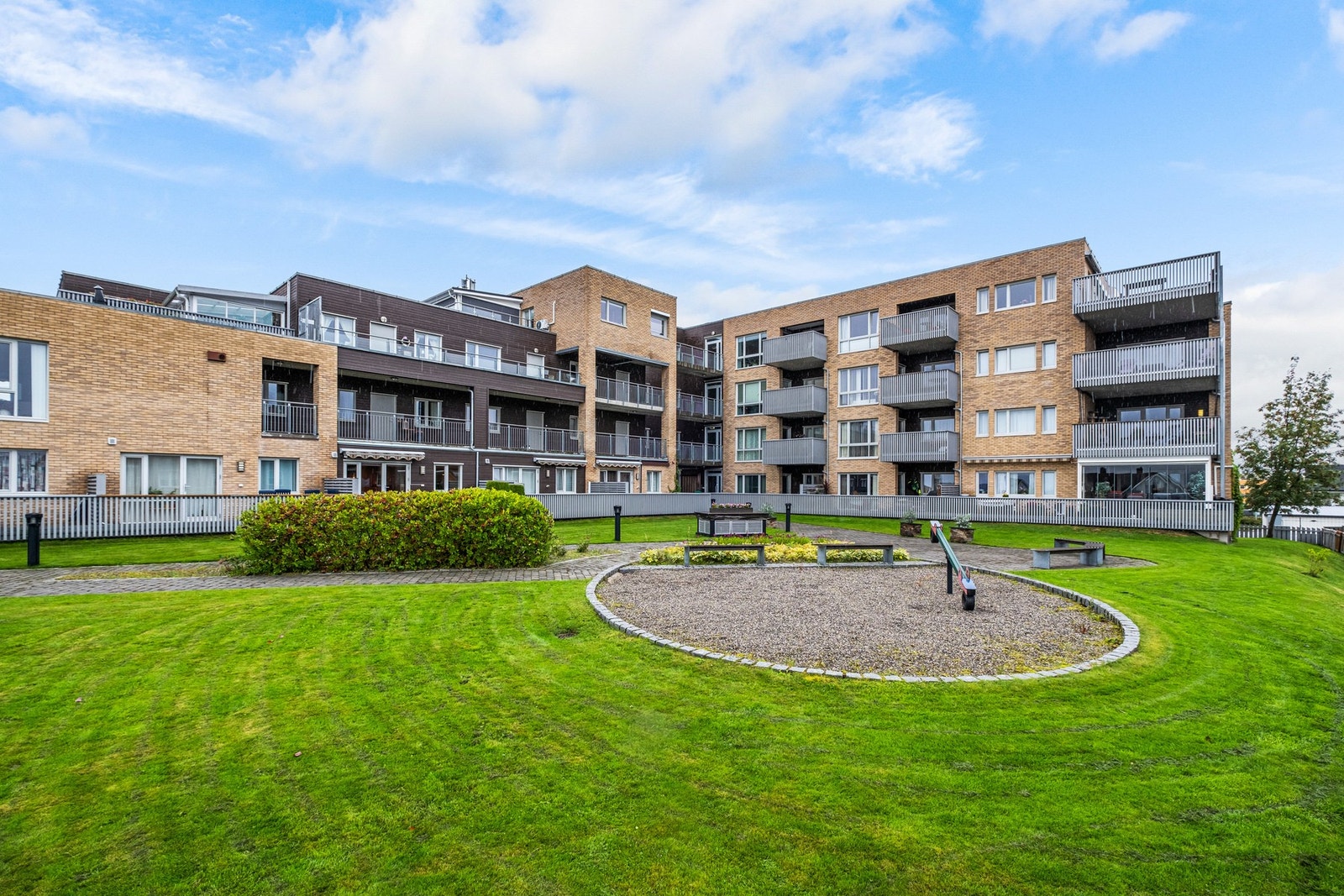 Veldrevet borettslag med godt vedlikeholdte fellesareal. Galleribilde