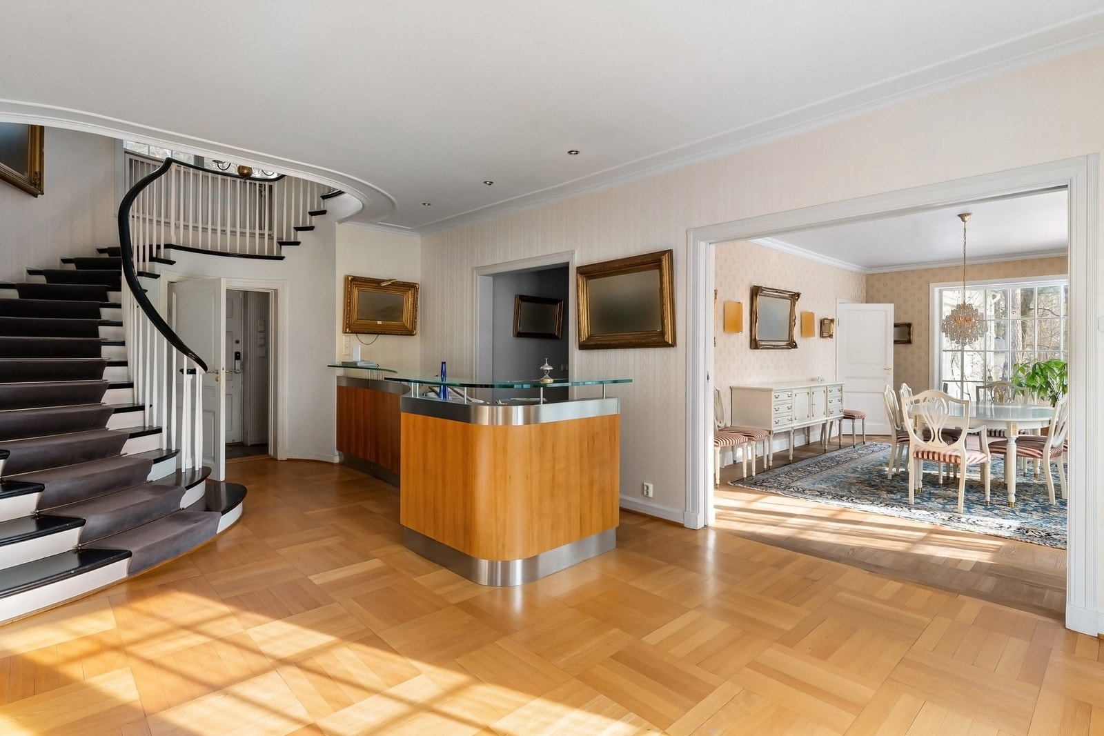 Stor, innbydende entrè/ hall med tretrapper Galleribilde