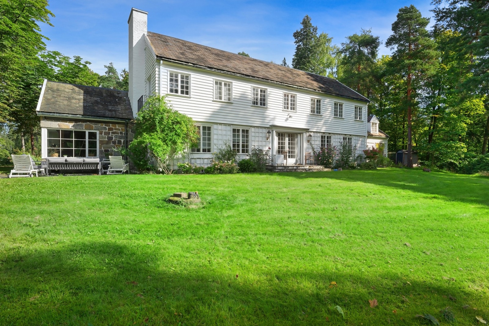 Svært skjermet og privat beliggenhet, asfaltert innkjøring og gårdplass Galleribilde