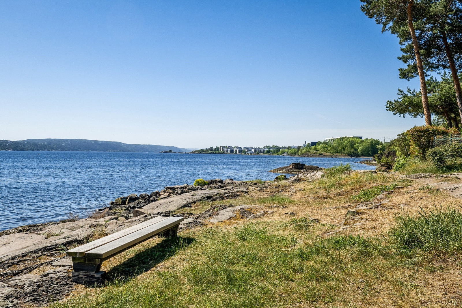 Fra Lagåsen kan du følge kyststien til Fornebu i vakre omgivelser Galleribilde