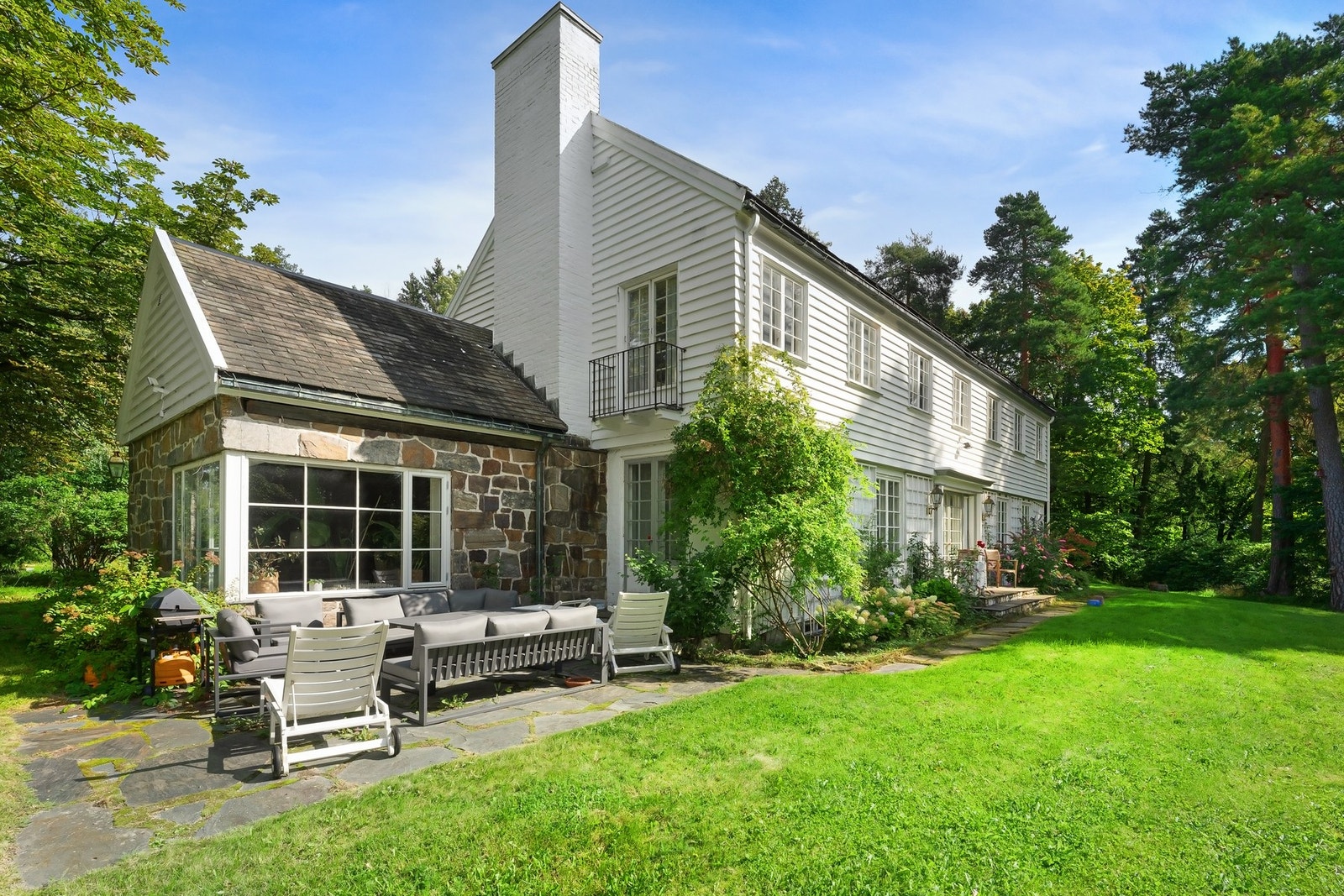 Eiendommen består av to bnr. Det er hovedhus og flere mindre bygg på tomten og stort underliggende garasjeanlegg Galleribilde