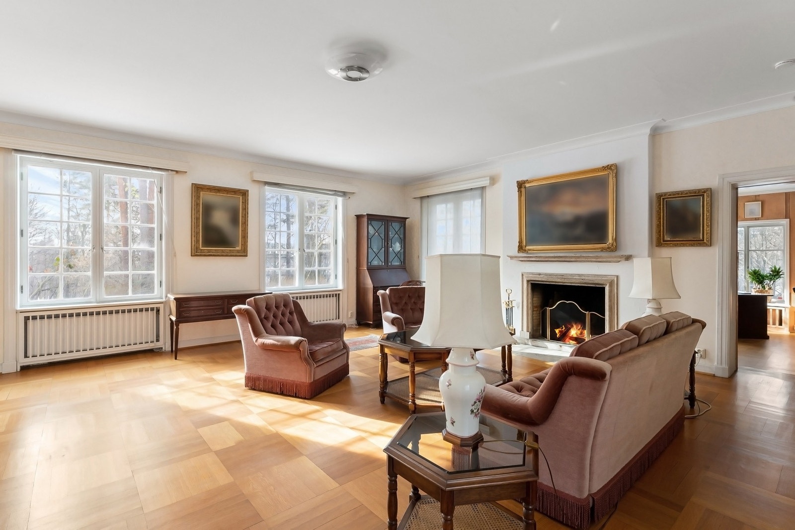 Stor og innholdsrik villaeiendom med store rom og vindusflater Galleribilde