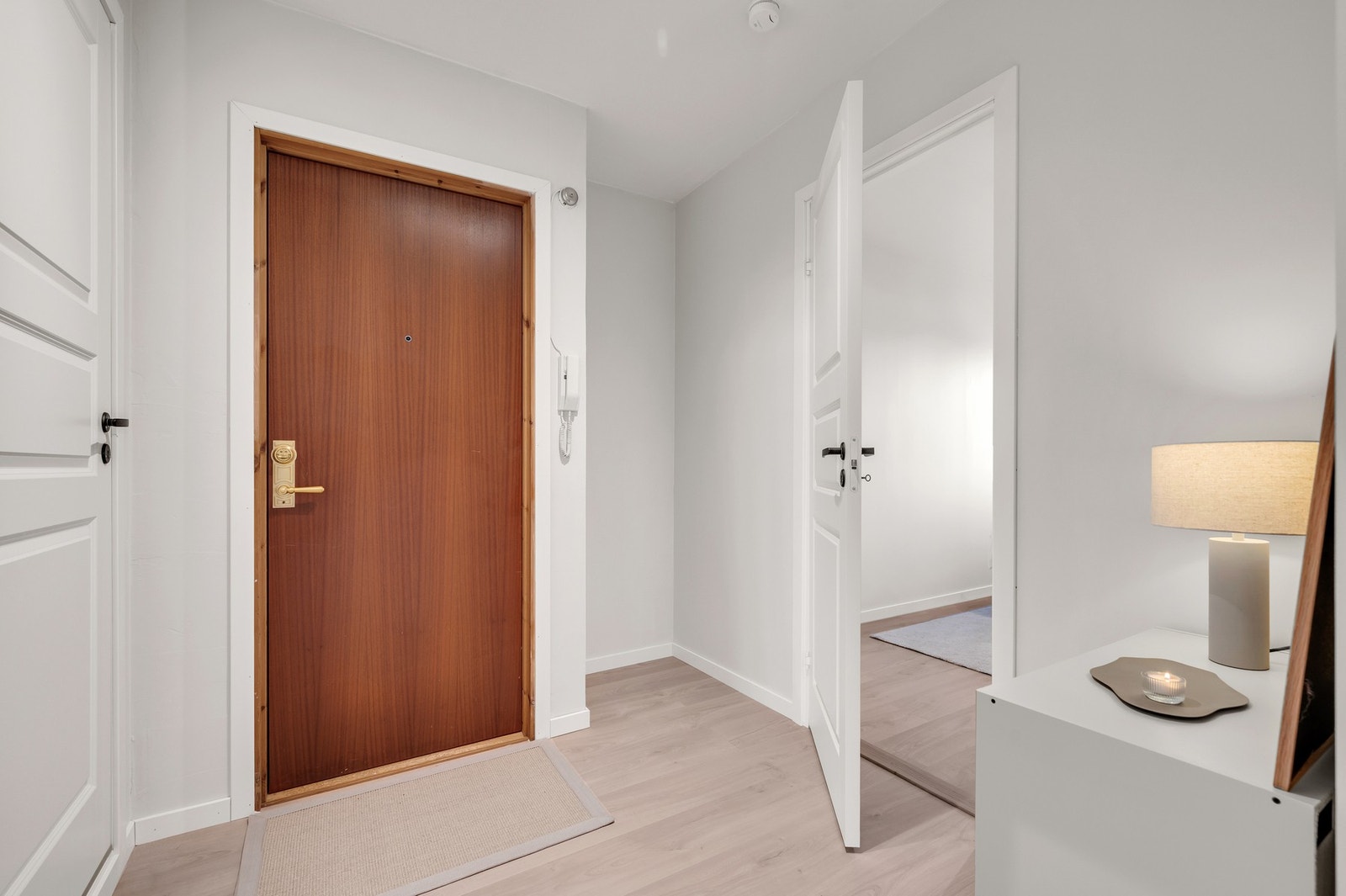 Inngangspartiet har god plass til garderobe/klesoppheng Galleribilde