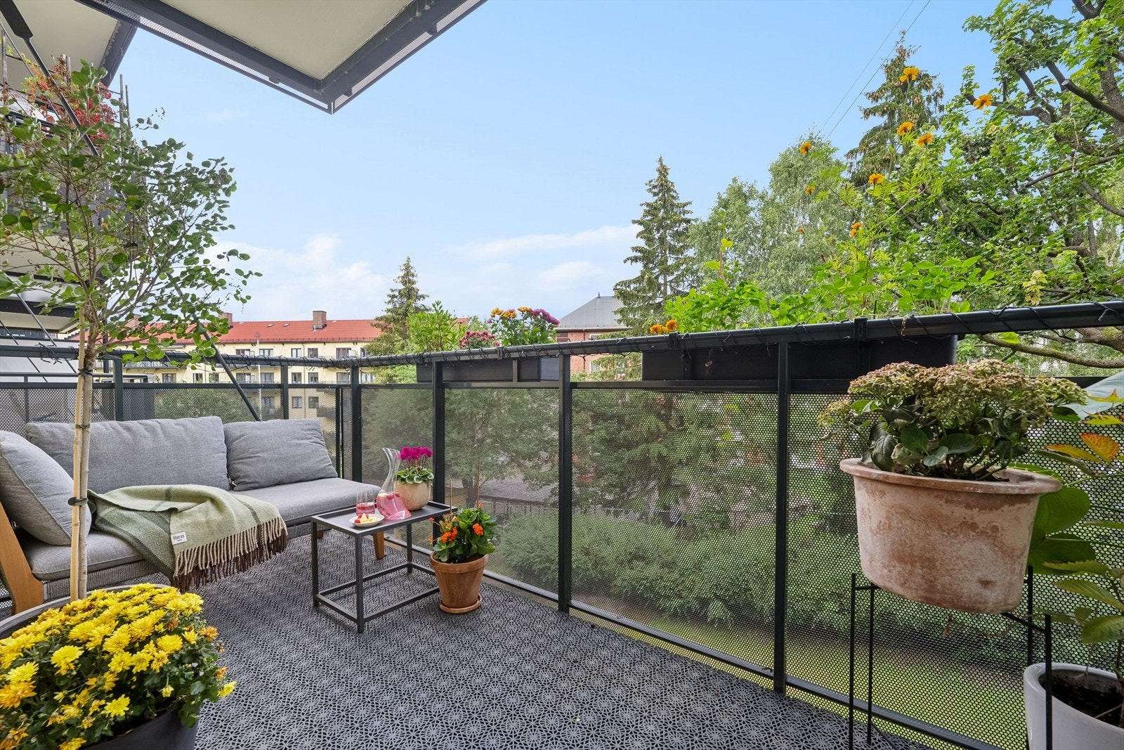 Adkomst til en vestvendt balkong på ca. 6 m². Galleribilde