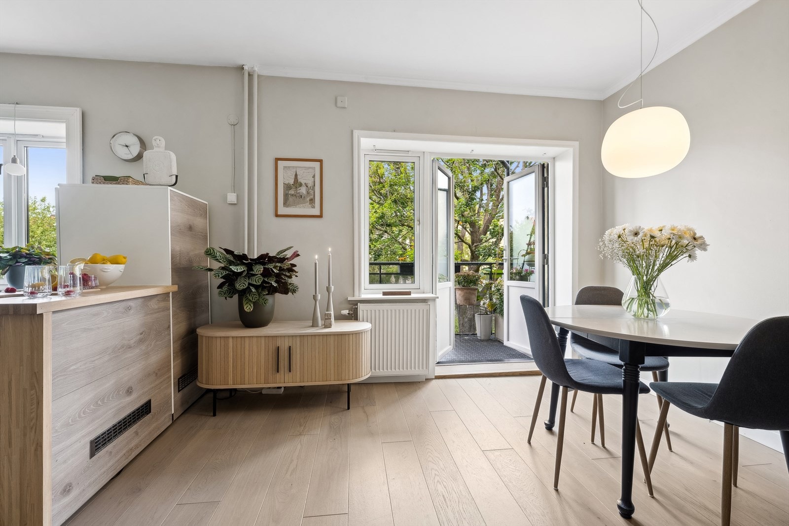 De store vindusflatene sammen med terrassedøren slipper inn godt med lys å skaper en luftig og fin atmosfære rommet. Galleribilde