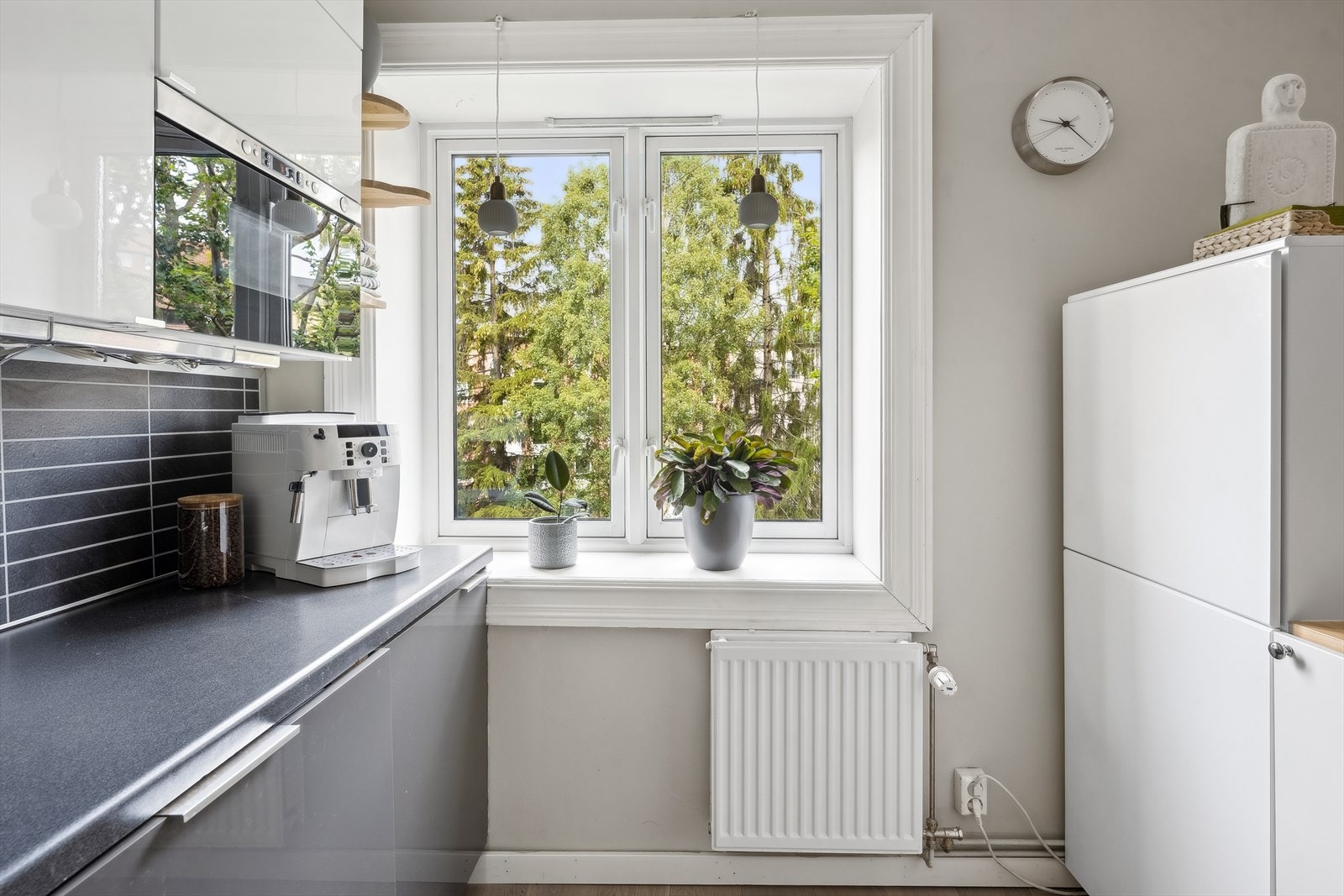 Hvitevarer som oppvaskmaskin, platetopp og stekeovn er integrert i innredningen. Galleribilde