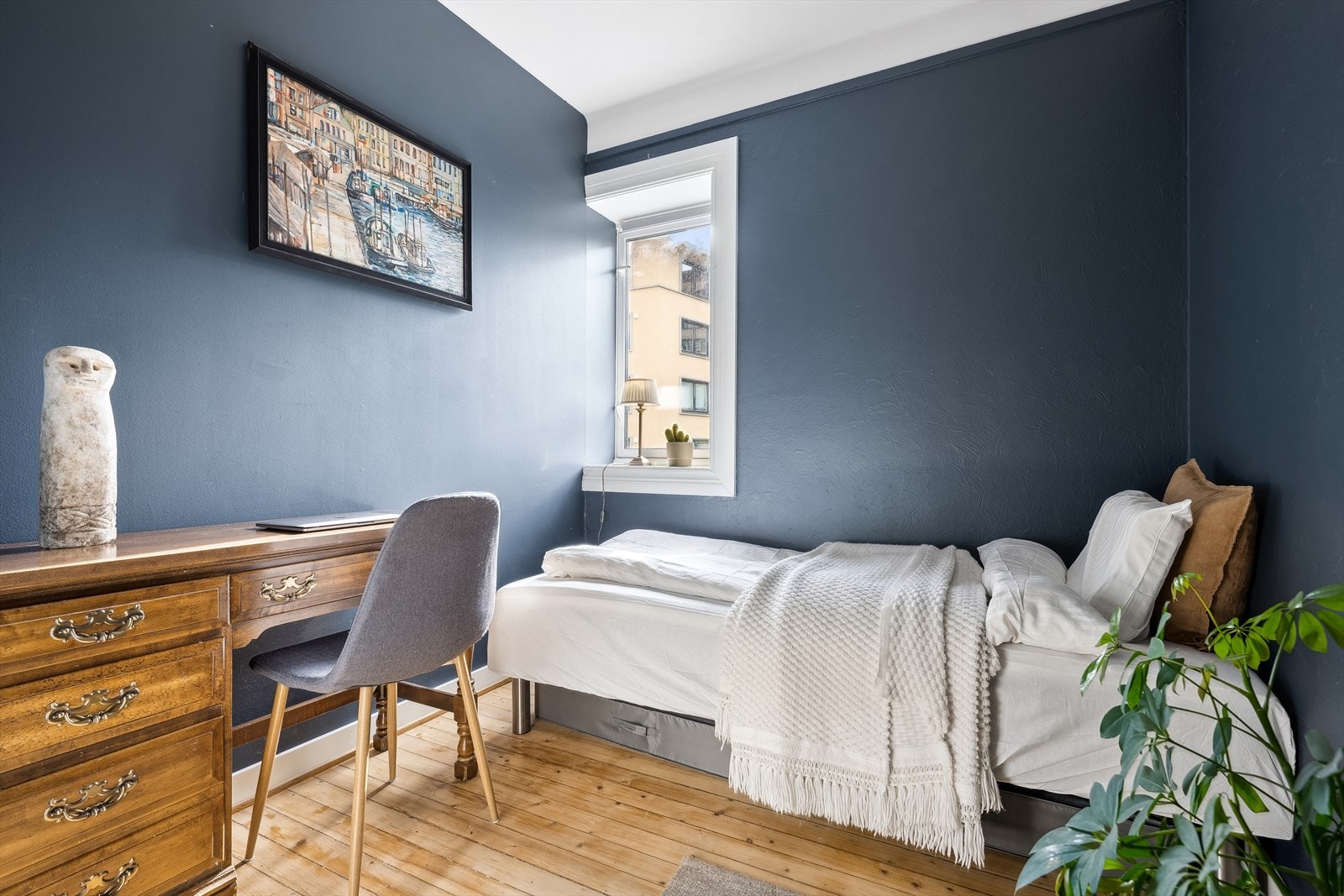 Det andre soverommet er av noe mindre størrelse - passer ypperlig som barnerom, gjesterom eller kontor. Galleribilde