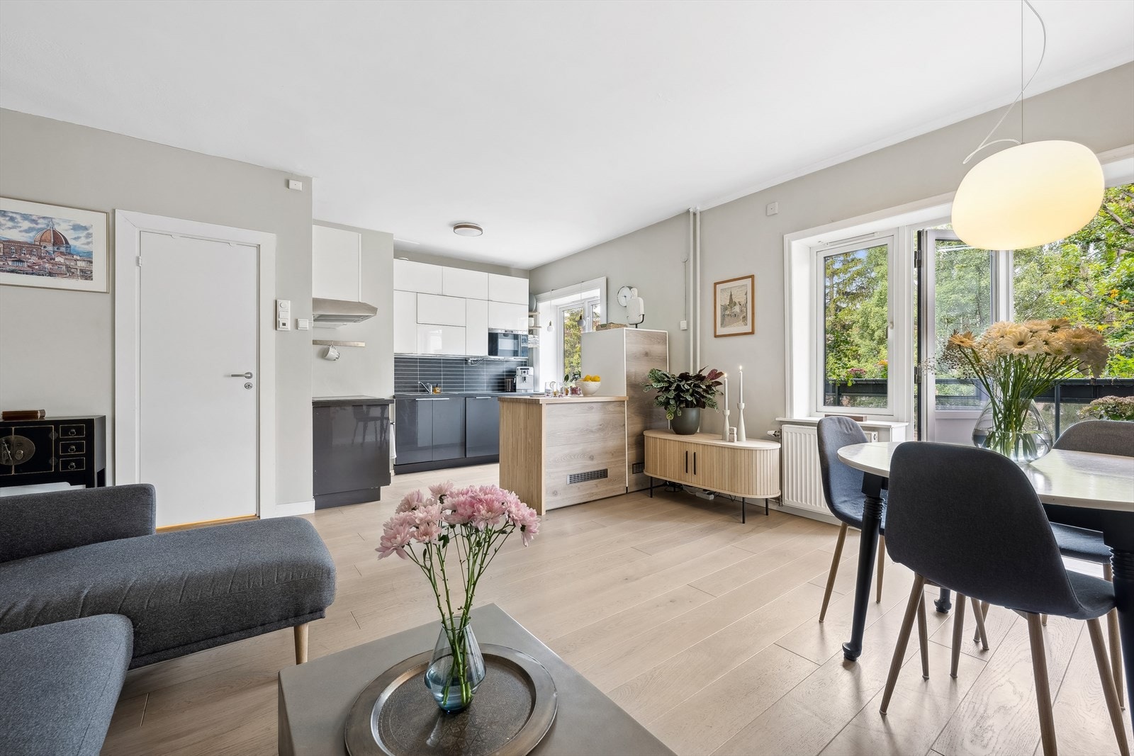 Den gode utformingen gir deg mulighet til å innrede oppholdsrommet etter eget ønske. Stuen har god plass til en hyggelig sofagruppe, ønsket medie-/oppbevaringsmøblement og spisegruppe. Galleribilde