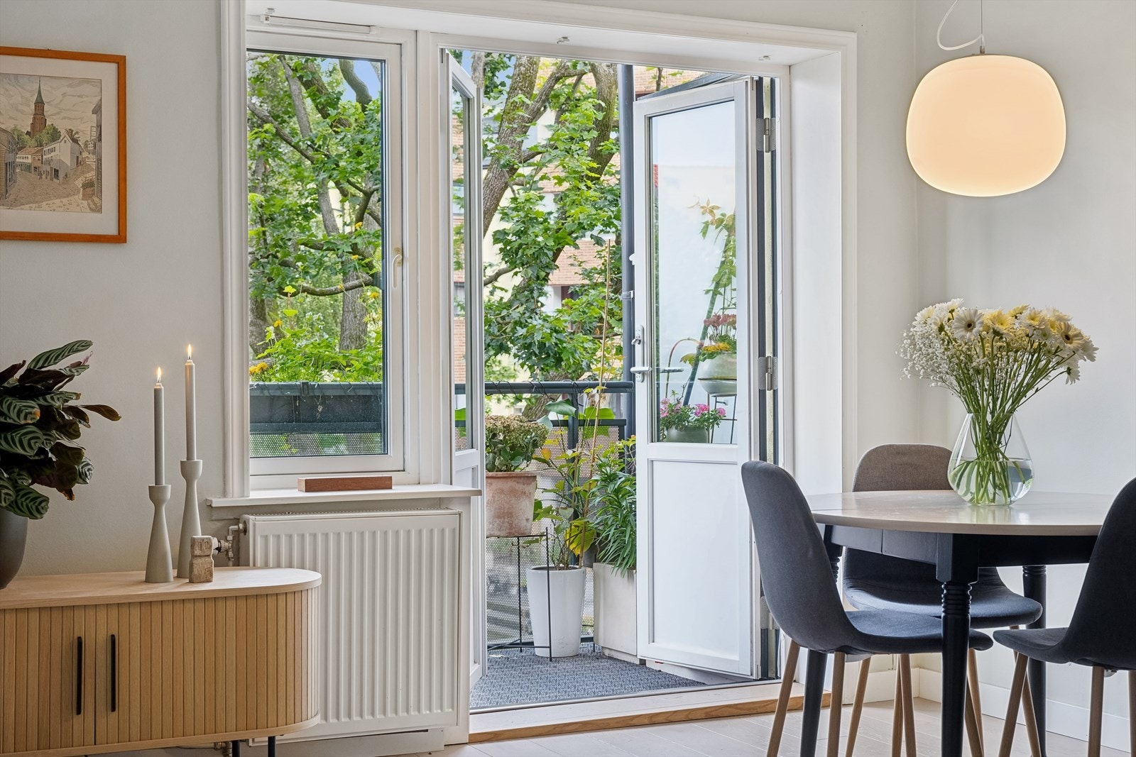 Fra stuen er det herlig utsyn mot bakgård og hyggelig grøntområde i sommerhalvåret. Galleribilde