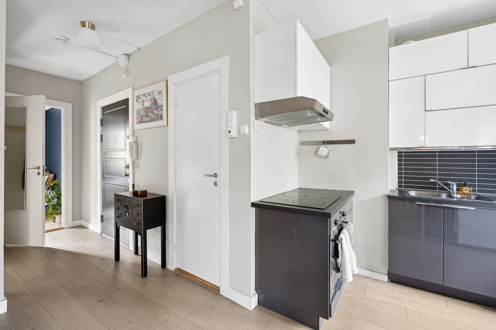 Det er rikelig med lagringsplass i skap og skuffer. Galleribilde