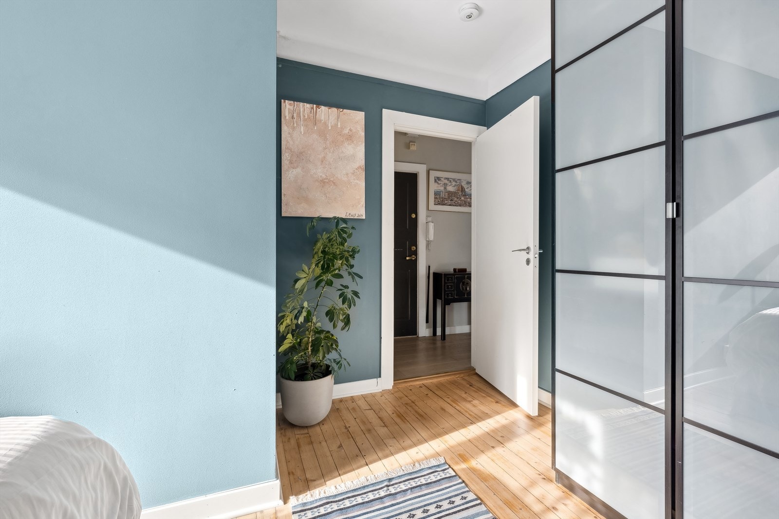 Klær kan pent ryddes bort i et romslig garderobeskap. Galleribilde