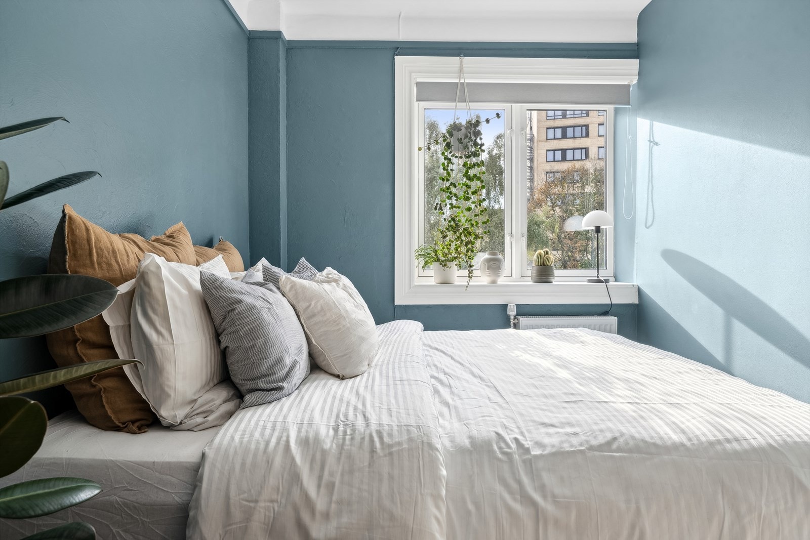 Hovedsoverommet har god plass til en dobbeltseng, tilhørende nattbord og annet ønskelig møblement. Galleribilde