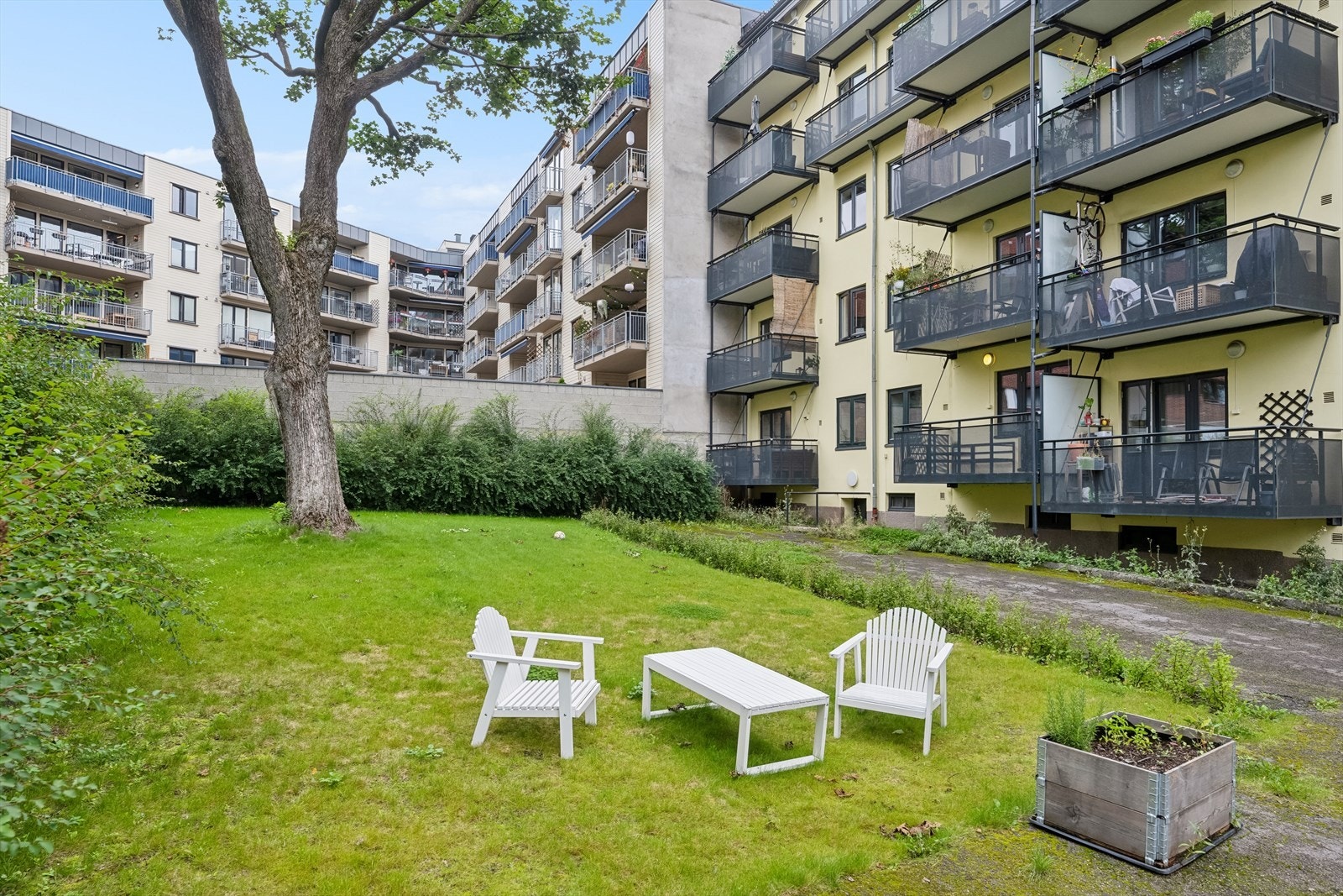 Som beboer kan du nyte godt av borettslagets koselige bakgård med sittegrupper og plen. Galleribilde