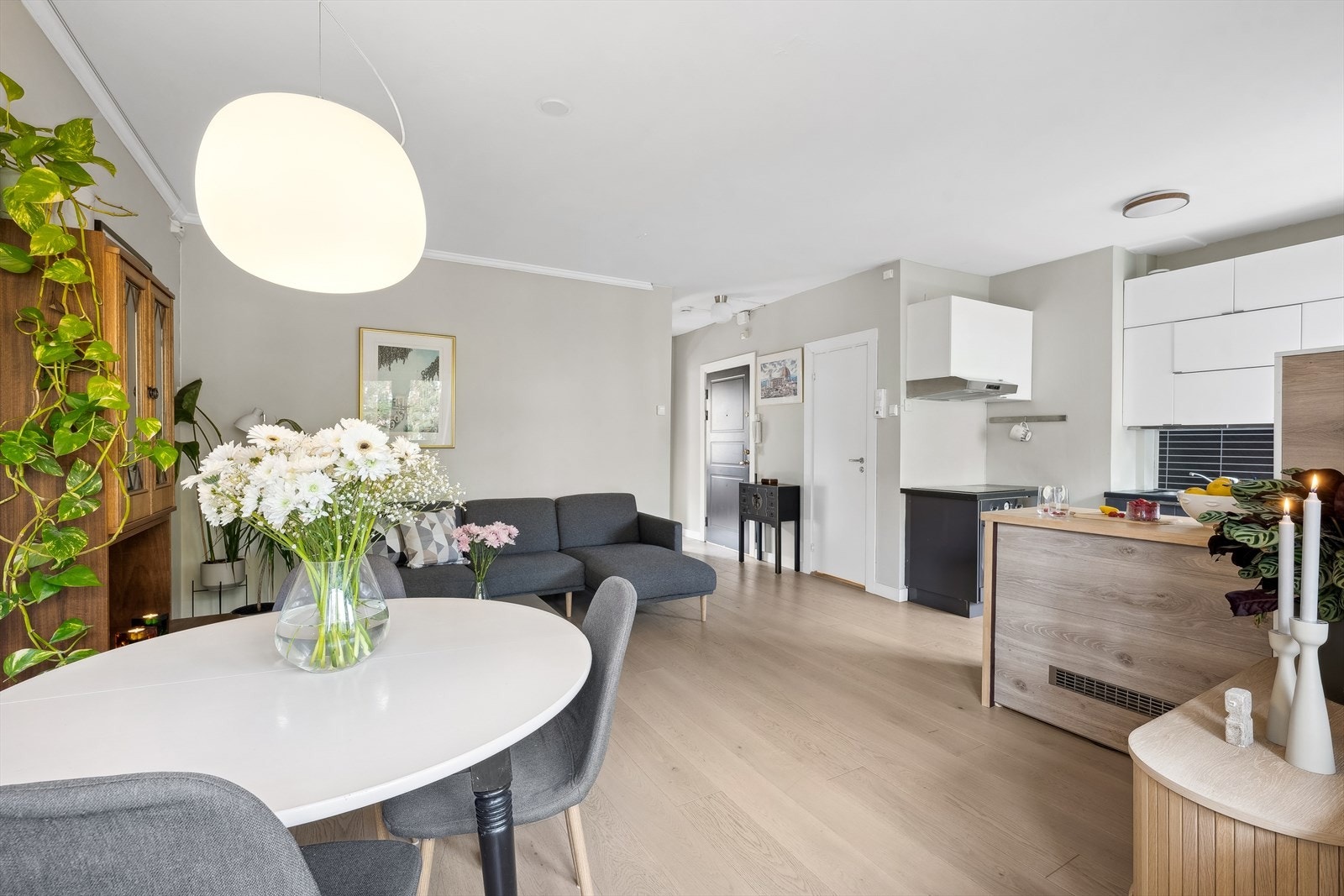 Dette er en gjennomgående og tiltalende 3-roms andelsleilighet som ligger i byggets 3. etasje. Galleribilde