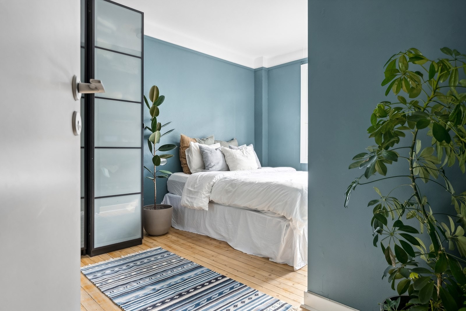 Videre byr boligen på to soverom. Leiligheten var opprinnelig en 2-roms leilighet omgjort til en 3-roms. Se punkt ferdigattest. Galleribilde