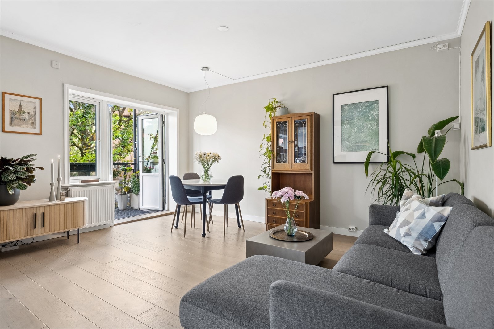 Det er lagt tregulv/parkett på gulv i 2018 og veggene er malt i delikate fargetoner. Galleribilde