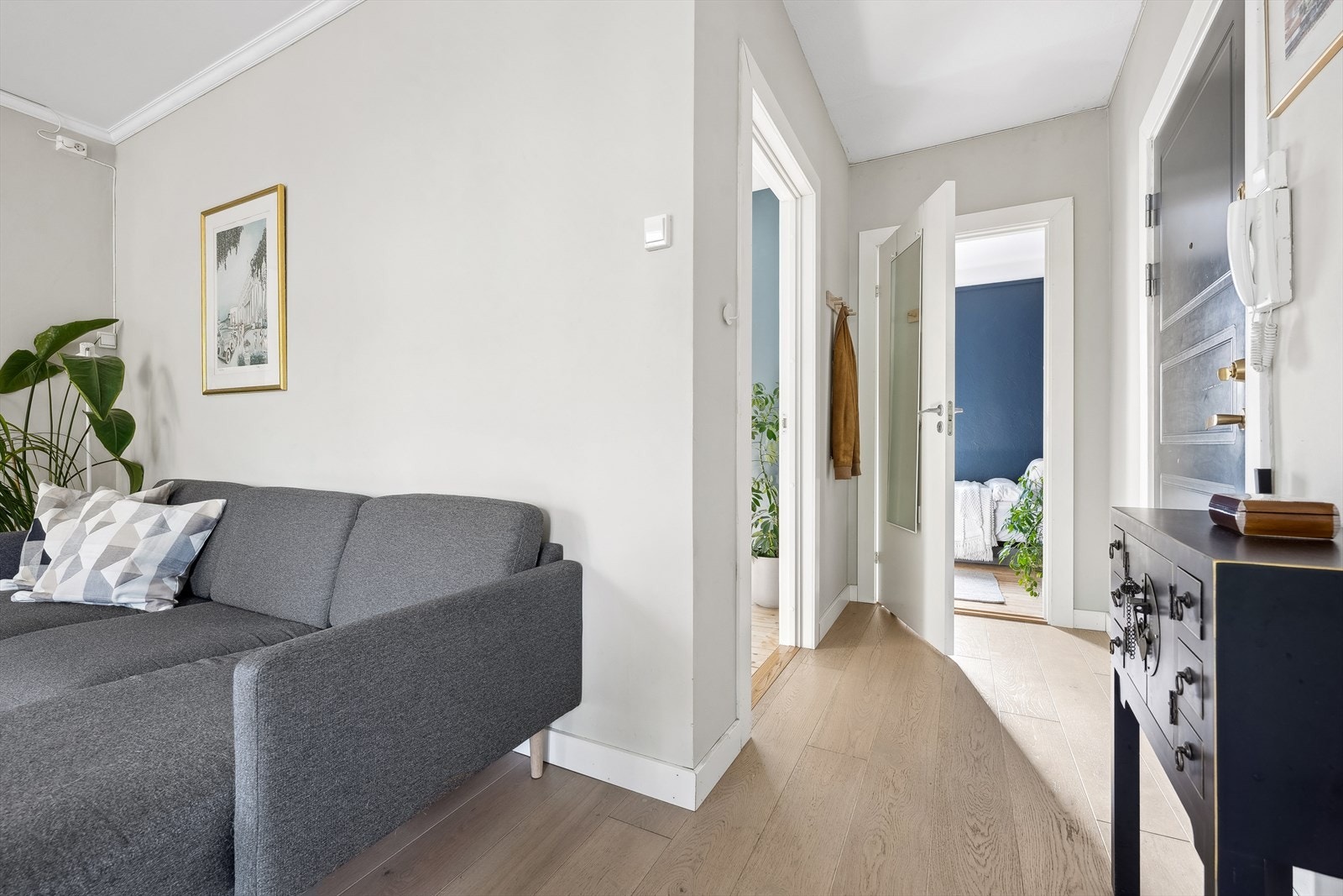 Her ønskes du velkommen inn til en innbydende gang med god plass for oppheng av yttertøy. Det følger 2 eksterne boder. Galleribilde