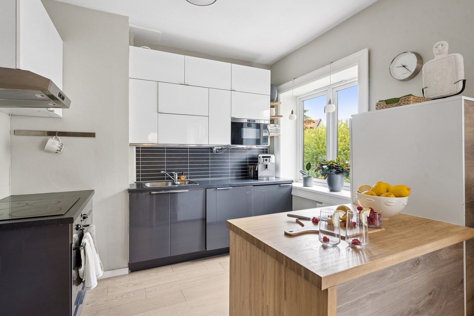 Med stue og kjøkken i ett blir det både gøy og sosialt å kokkelere til det inviterte selskapet. Kjøkkeninnredning fra 2007 med glatte fronter, laminat benkeplate og kjøkkenventilator med kullfilter. Galleribilde