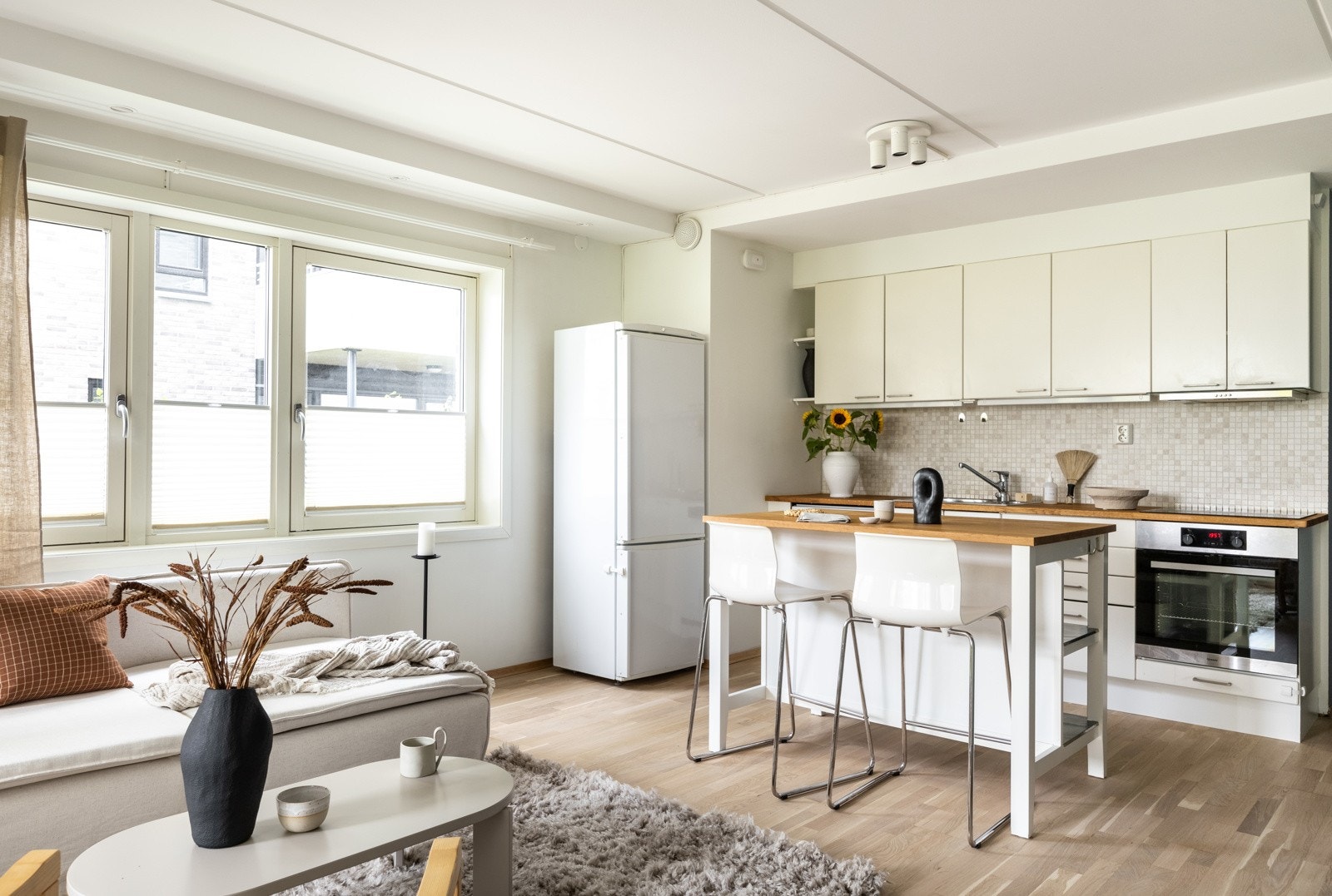 Praktisk planløsning med åpen stue- og kjøkkenløsning. Galleribilde