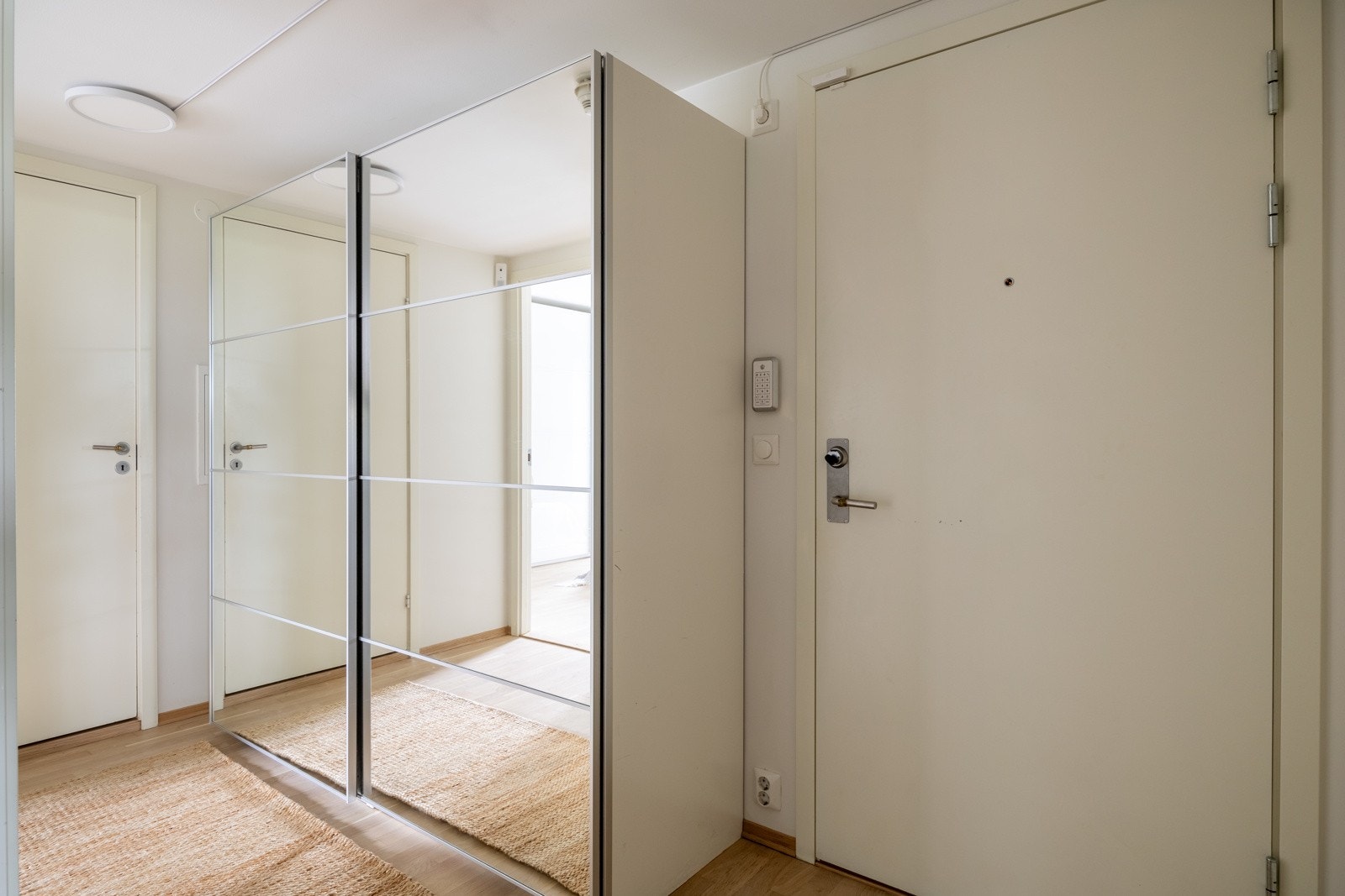 Romslig entré med garderobe. Galleribilde