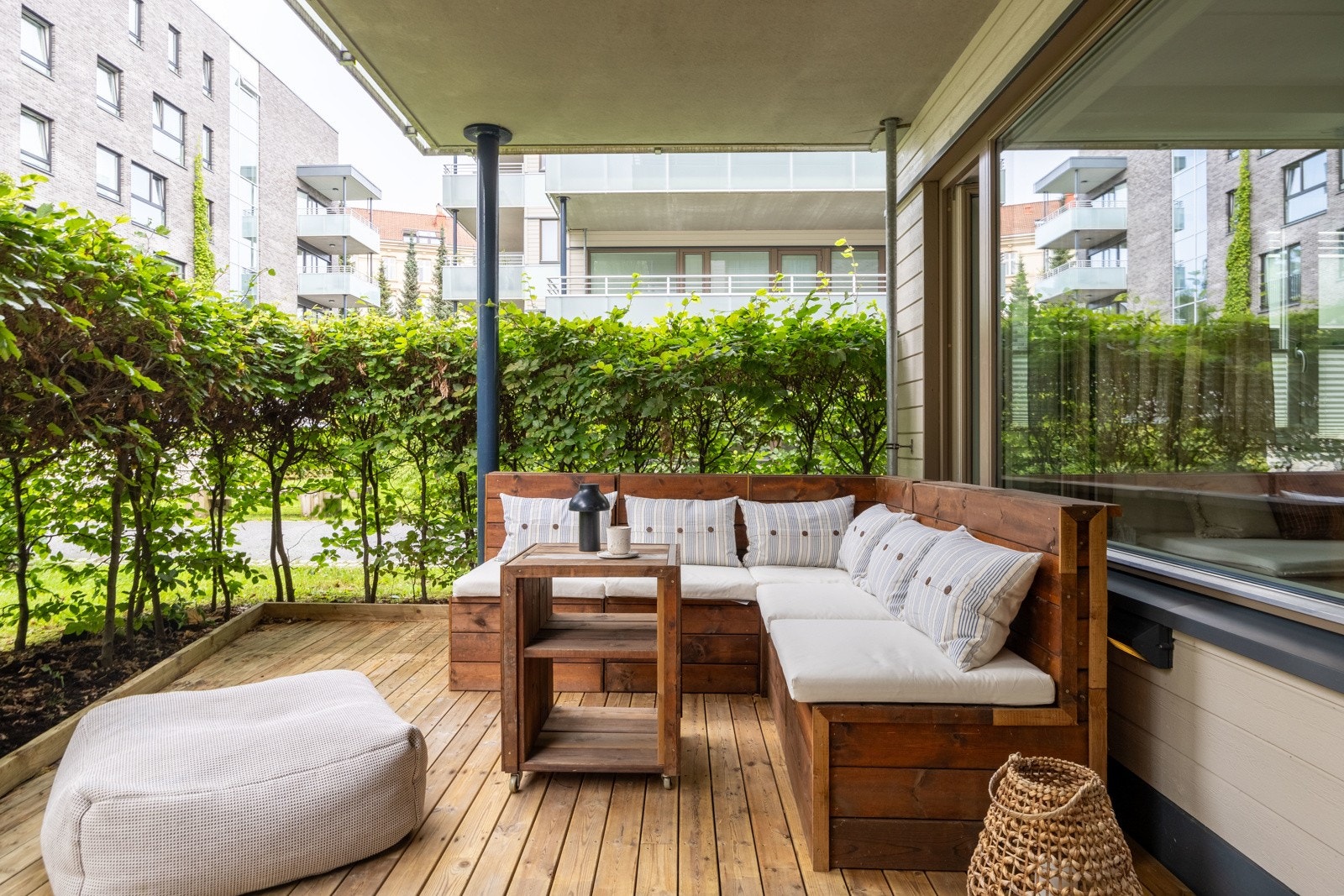 Ugang fra stue/kjøkken til stor, tilbaketrukket terrasse på 15 kvm. Galleribilde