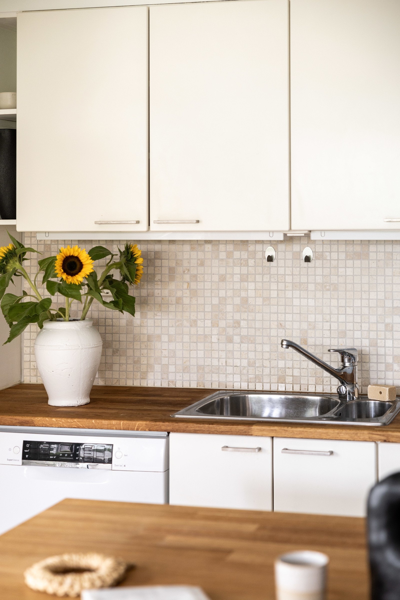 Kjøkkenet har ventilator med utkast via kanal. Galleribilde