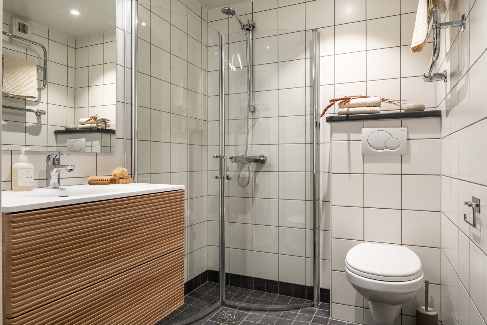 Helfliset bad med gulvvarme og himling med downlights. Galleribilde