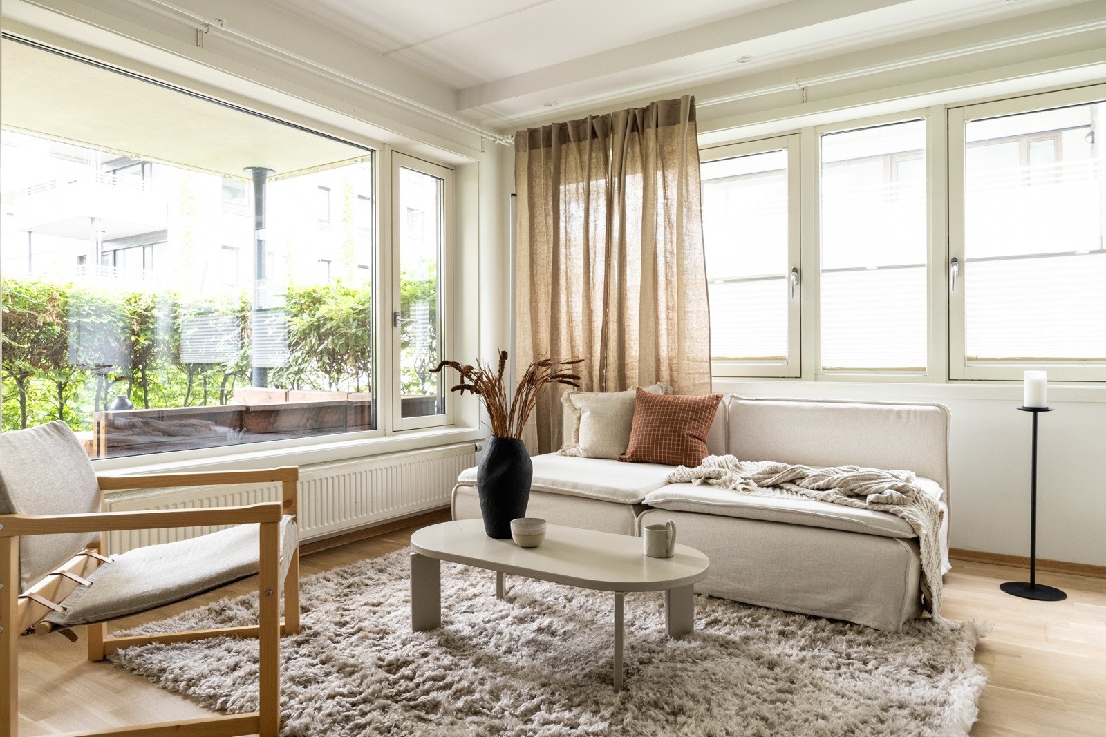 Leiligheten har store vindusflater som slipper inn mye naturlig lys. Galleribilde