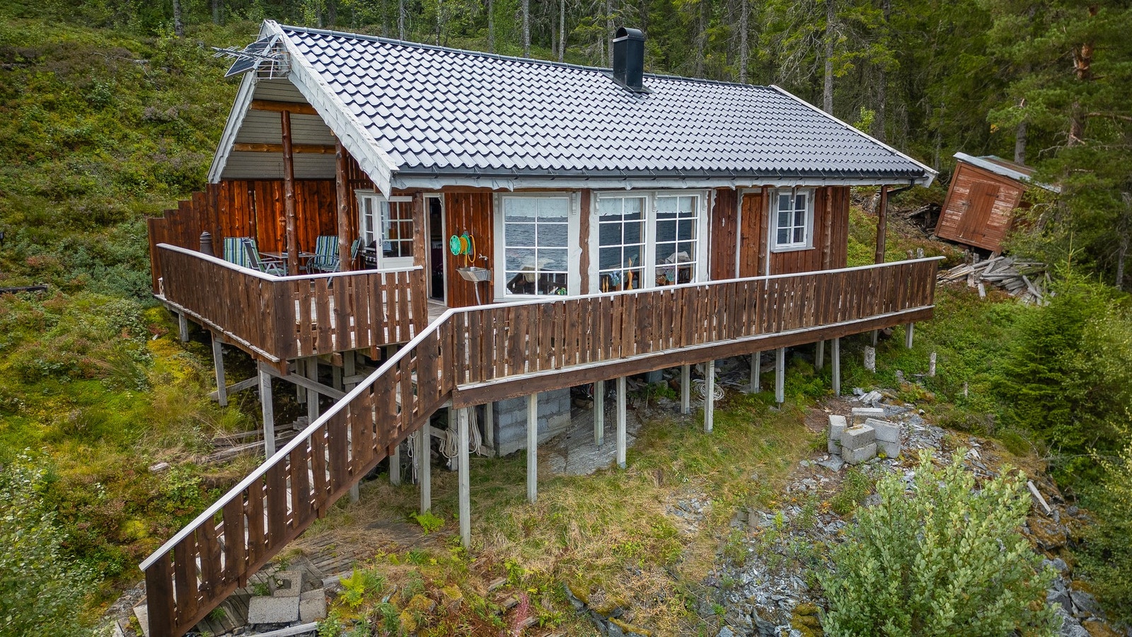 Tilgang til hytta skjer via båt eller gangsti fra Selnes Galleribilde