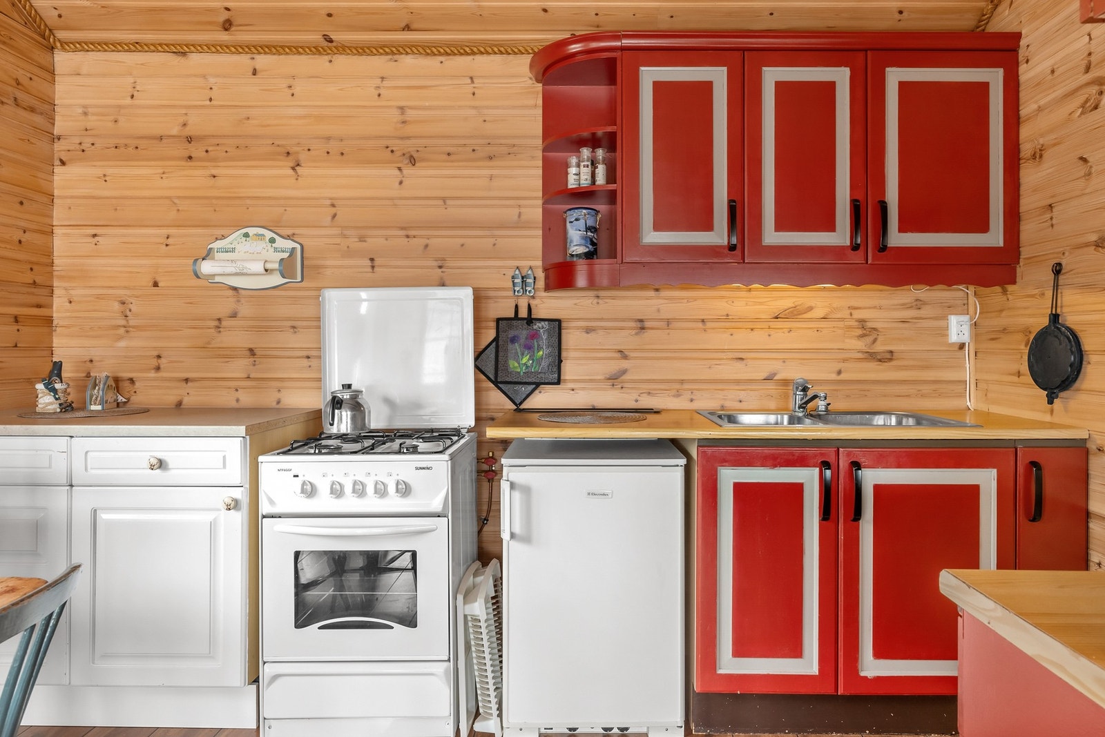 Kjøkkeninnredningen med malte profilerte fronter og benkeplate av laminat Galleribilde