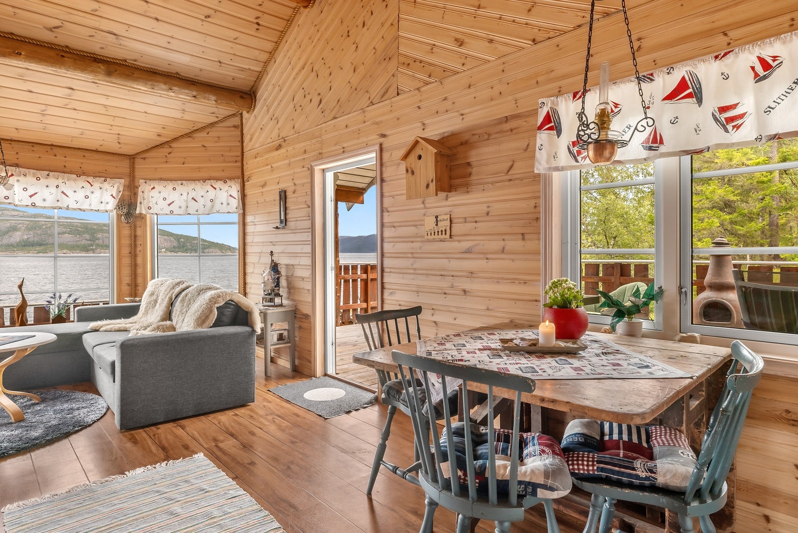 Hytta er utstyrt med solcelleanlegg og har en vannpost på veggen med sommervann Galleribilde