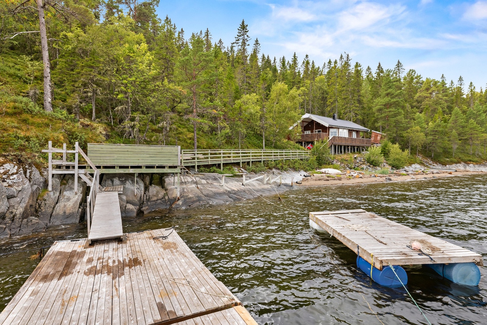 Eiendommen har en flott, skjermet beliggenhet uten synlige naboer og med egen strandlinje Galleribilde