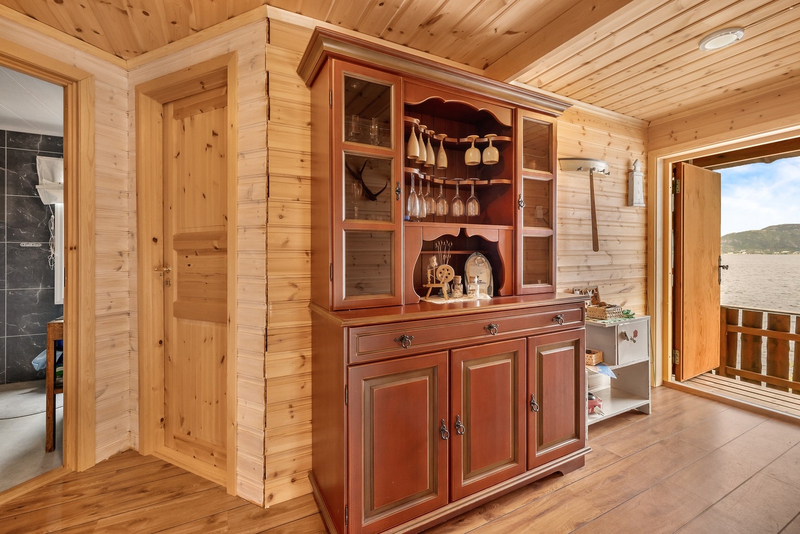 Solcelleanlegg med 12-volt til belysning og inverter som gir 220-volt til TV Galleribilde