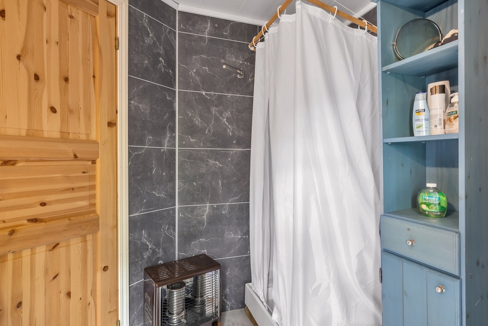 Bad med innredning, dusjkabinett med 12-volts pumpe og Separett separasjonstoalett Galleribilde