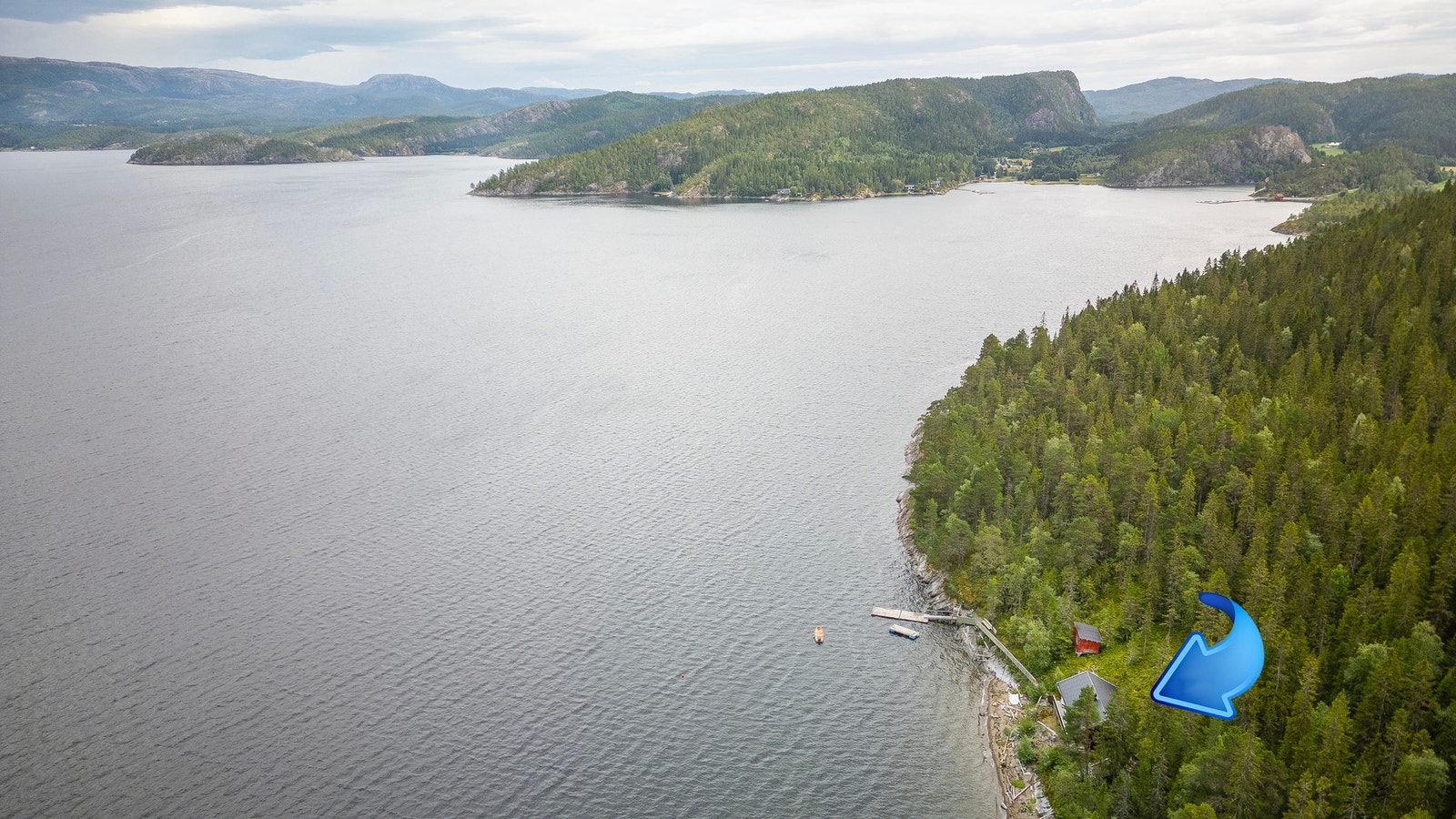 Dronebilde over eiendommen og nærområdet Galleribilde