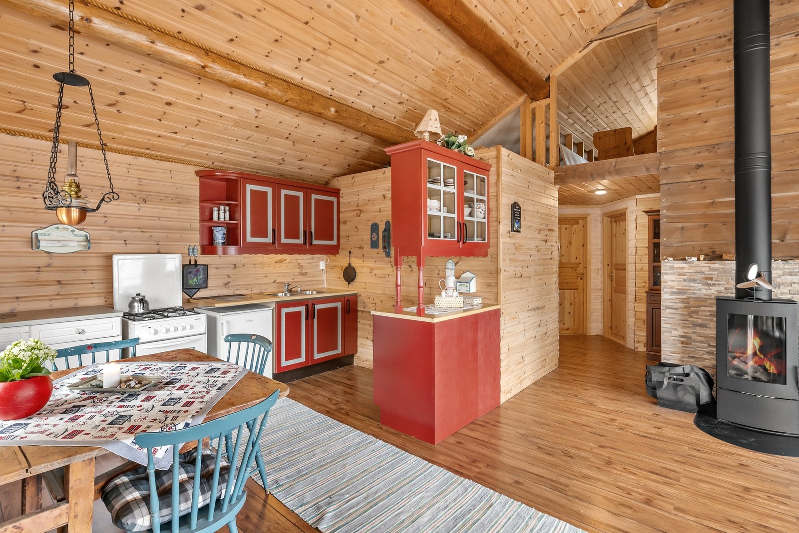 Kjøkkenet har åpen løsning mot stuen Galleribilde