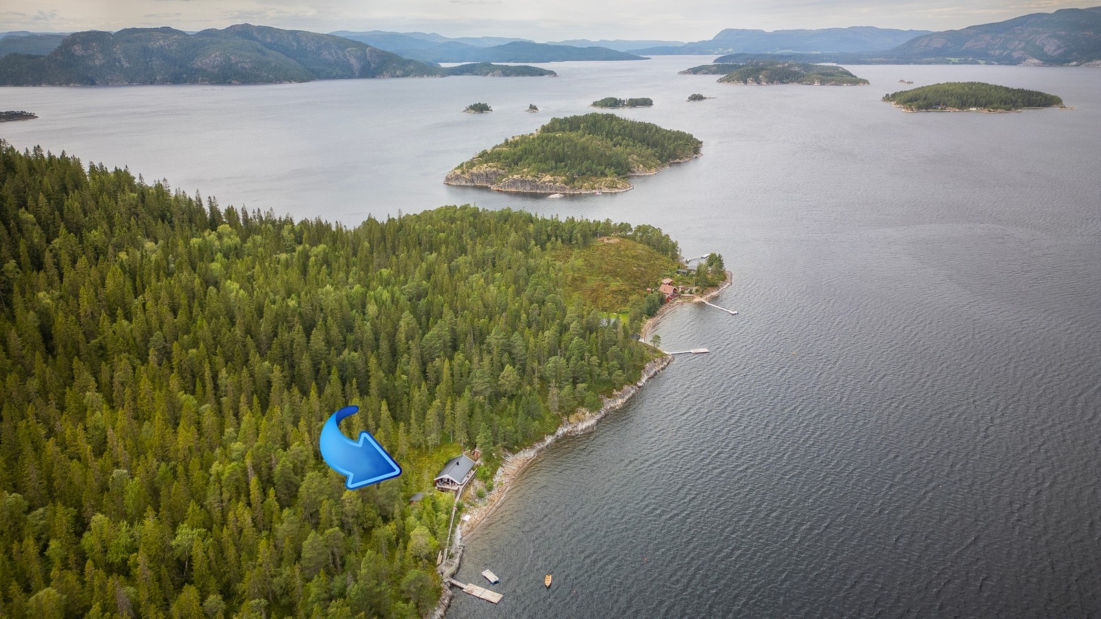Dronebilde over eiendommen og nærområdet Galleribilde
