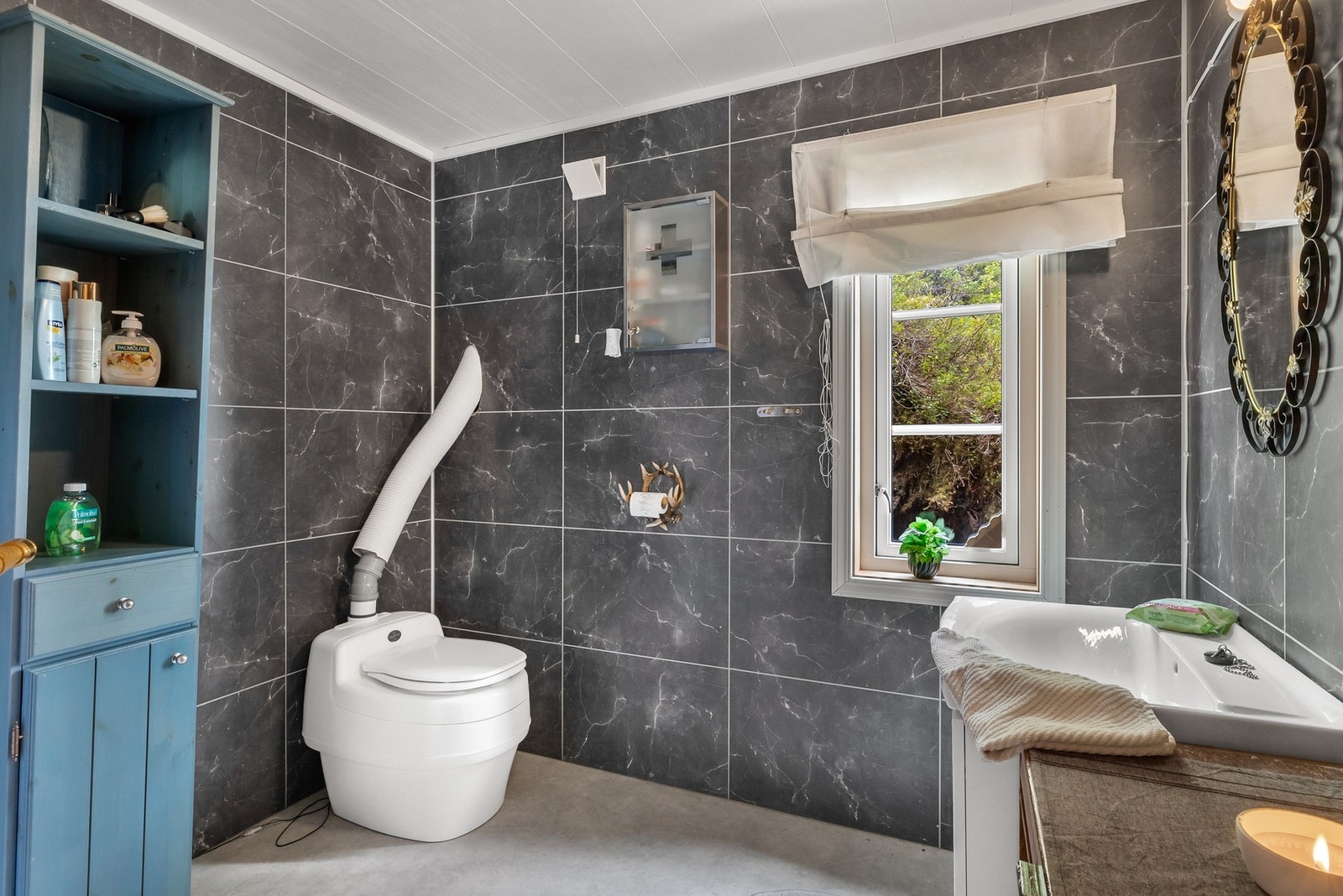 "Hyttebad" med våtromsplater på veggene og belegg på gulvet Galleribilde