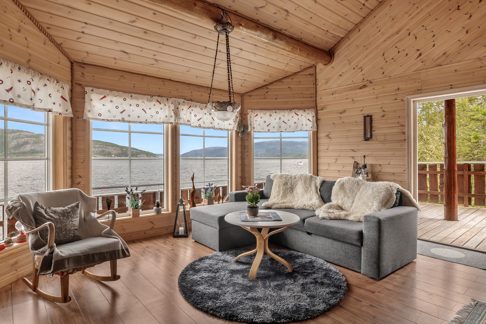 1. etasje består av entré/gang, stue/kjøkken, 2 soverom og hyttebad Galleribilde