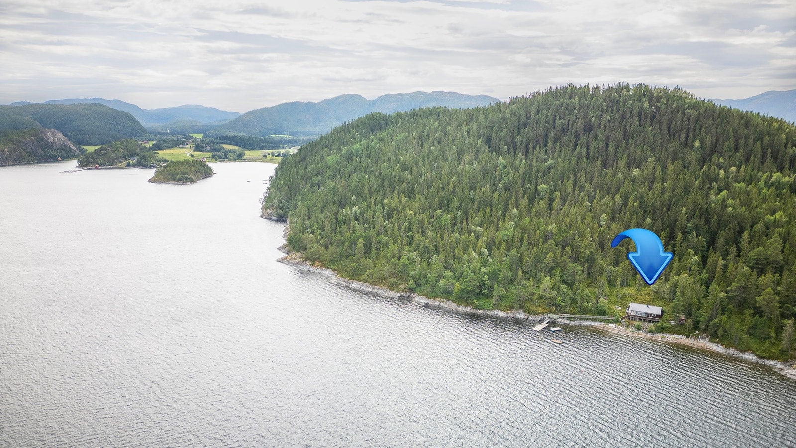 Dronebilde over eiendommen og nærområdet Galleribilde